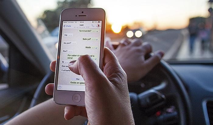 El mecánico de coches alerta de las principales distracciones en la carretera